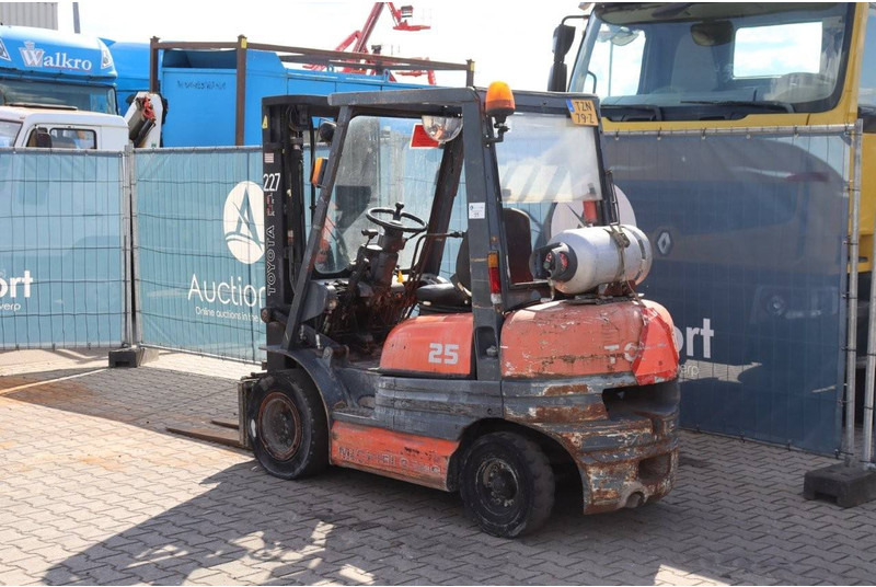 Toyota 42-6FGF25 - رافعة شوكية تعمل بالغاز: صور 3 Toyota 42-6FGF25 - رافعة شوكية تعمل بالغاز: صور 3