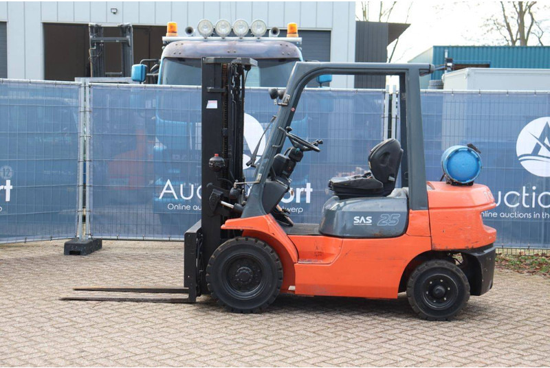 Toyota 42-7FGF25 - رافعة شوكية تعمل بالغاز: صور 2 Toyota 42-7FGF25 - رافعة شوكية تعمل بالغاز: صور 2