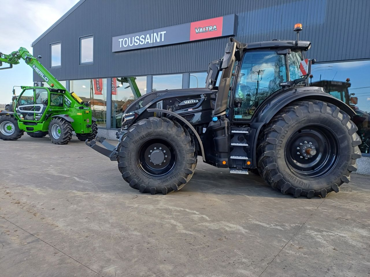 Valtra Q245 - جرار: صور 1 Valtra Q245 - جرار: صور 1