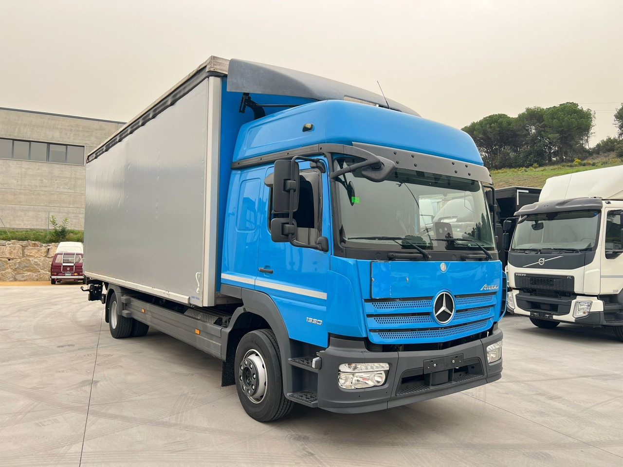MERCEDES BENZ 13.30L Atego E6 (Tauliner) - شاحنة ستارة: صور 2 MERCEDES BENZ 13.30L Atego E6 (Tauliner) - شاحنة ستارة: صور 2