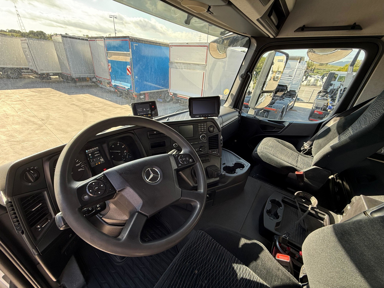 MERCEDES BENZ 26.36 Arocs E6 (Platform and Crane) - شاحنات مسطحة, شاحنة كرين: صور 4 MERCEDES BENZ 26.36 Arocs E6 (Platform and Crane) - شاحنات مسطحة, شاحنة كرين: صور 4