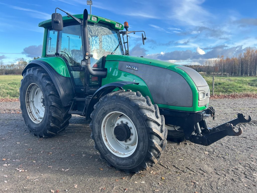 Valtra T140 4WD med frontlyft - جرار: صور 5 Valtra T140 4WD med frontlyft - جرار: صور 5
