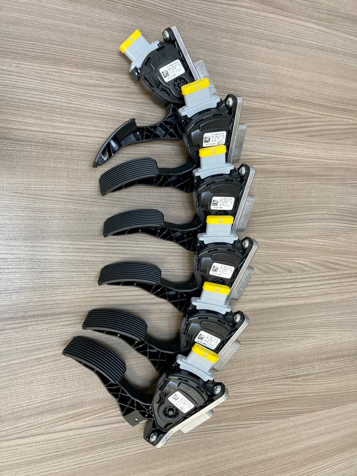 SENSORE POSIZIONE DEL PEDALE - MAN 81259706103 - HELLA 6PV 009 371-00 / 6PV 009 371-711 - دواسة - شاحنة: صور 5 SENSORE POSIZIONE DEL PEDALE - MAN 81259706103 - HELLA 6PV 009 371-00 / 6PV 009 371-711 - دواسة - شاحنة: صور 5