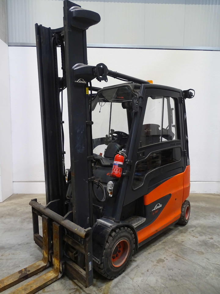 Linde E30 - رافعة شوكية كهربائية: صور 1 Linde E30 - رافعة شوكية كهربائية: صور 1