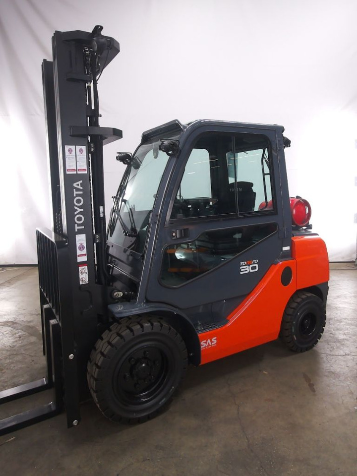 Toyota 02-8FGF30 - رافعة شوكية تعمل بالغاز: صور 4 Toyota 02-8FGF30 - رافعة شوكية تعمل بالغاز: صور 4