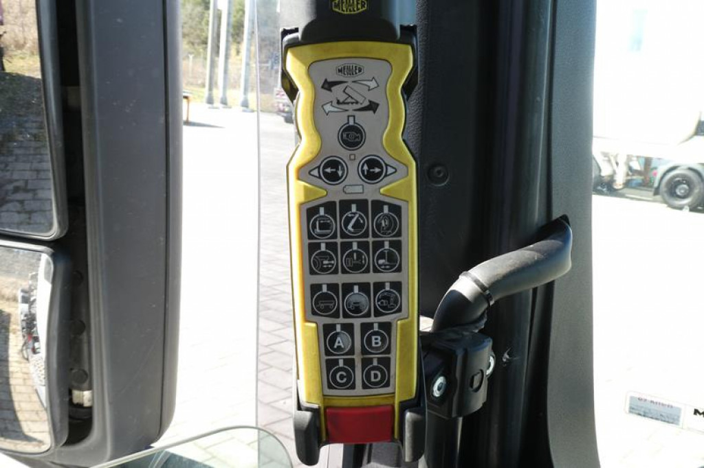 MAN TG-S 35.480 8x4 BL Abrollkipper mit Kran Penz-15L9.80+Meiller RK 30.60L Lenk-Lift Achse - شاحنة ذات الخطاف, شاحنة كرين: صور 3 MAN TG-S 35.480 8x4 BL Abrollkipper mit Kran Penz-15L9.80+Meiller RK 30.60L Lenk-Lift Achse - شاحنة ذات الخطاف, شاحنة كرين: صور 3