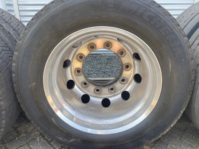 Michelin 355/50x22,5 - 2 stuks en 295/60x22,5 - 4 stuks - الإطارات - شاحنة: صور 2 Michelin 355/50x22,5 - 2 stuks en 295/60x22,5 - 4 stuks - الإطارات - شاحنة: صور 2