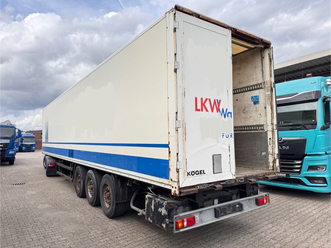 Kögel SPKH 24 Koffer 3-Achser - بصندوق مغلق نصف مقطورة: صور 2 Kögel SPKH 24 Koffer 3-Achser - بصندوق مغلق نصف مقطورة: صور 2